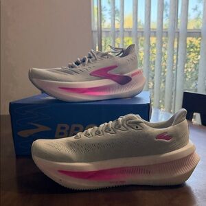 Brooks Women’s Glycerin Max 2 
Color: Oyster/Argyle/Cyber Pink